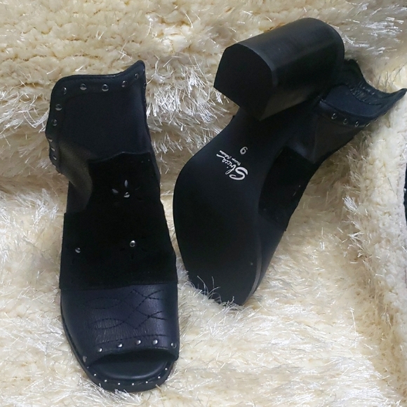 Shoe's - Picture 3 of 4